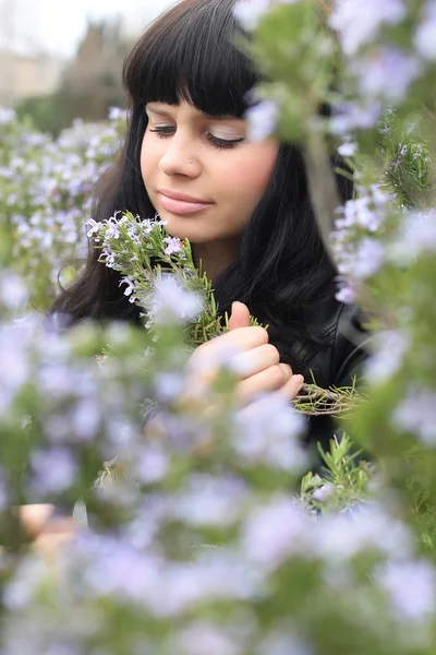 Hermosa chica en el jardín — Foto de Stock