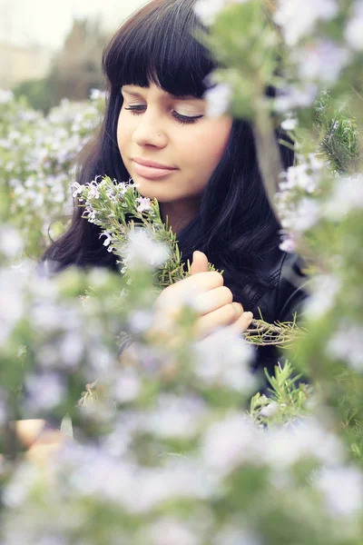 Belle fille dans le jardin — Photo