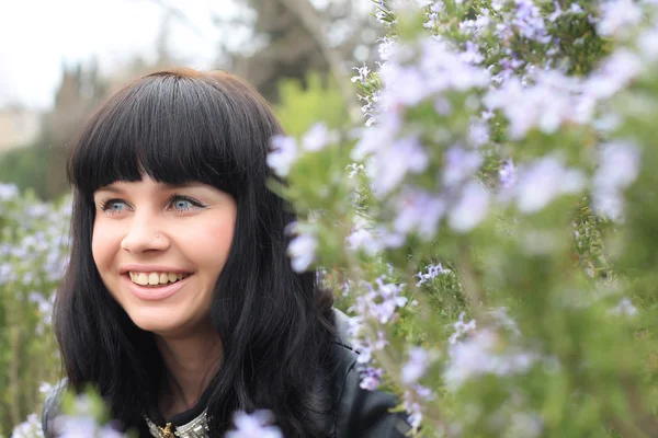 Belle fille souriante dans le jardin — Photo