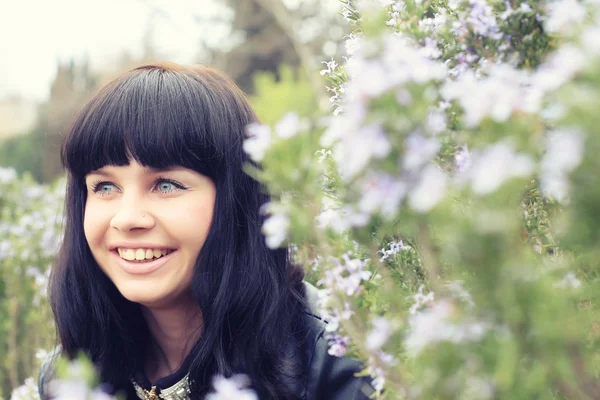 Mooi lachende meisje in de tuin — Stockfoto