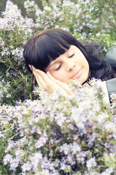 Bella ragazza addormentata in giardino — Foto Stock