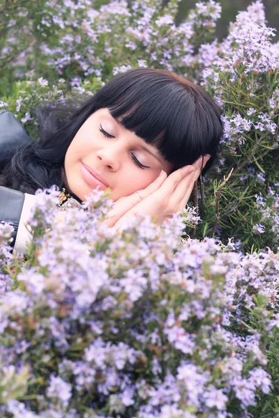 Красива спляча дівчина в саду — стокове фото