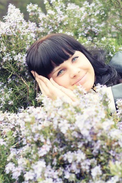 Menina sorridente bonita no jardim — Fotografia de Stock