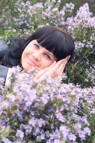 庭の美しい微笑の女の子 — ストック写真