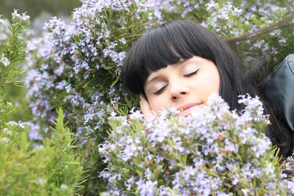 Menina adormecida bonita no jardim — Fotografia de Stock