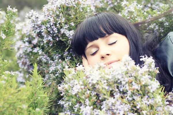 在花园里睡觉的美丽女孩 — 图库照片