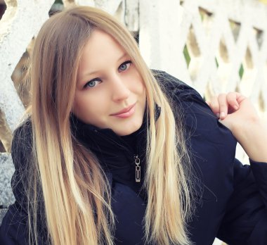 uzun saçlı poz ile kız