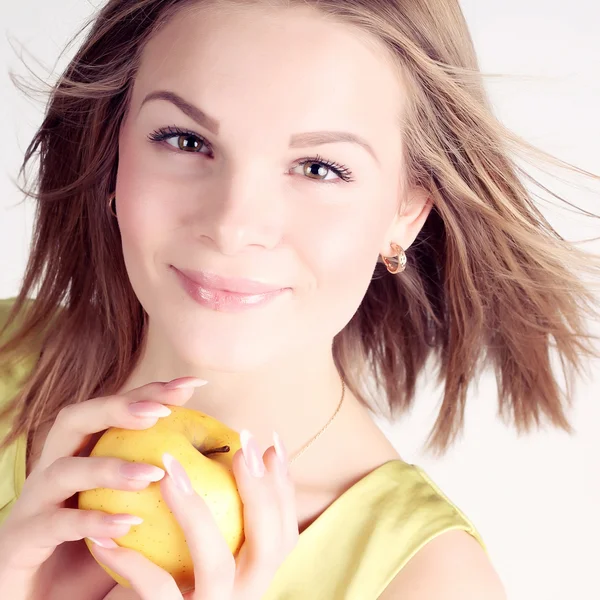 Retrato de una hermosa chica con una manzana —  Fotos de Stock