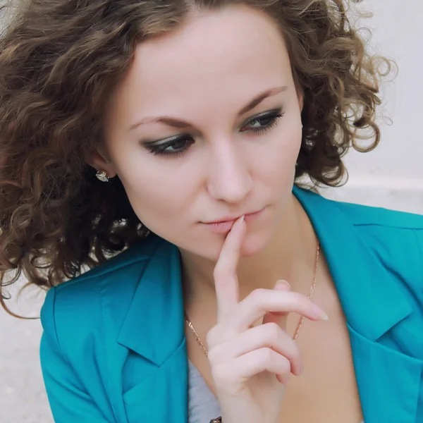 Romantic girl in the city — Stock Photo, Image