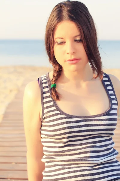 Belle femme sur la plage — Photo