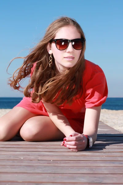 Mladá dívka, odpočívat na pláži u moře — Stock fotografie