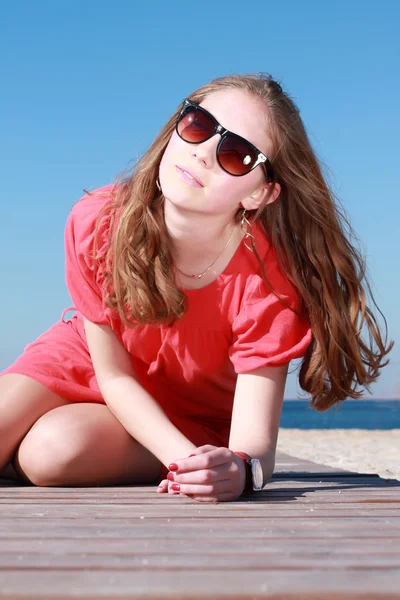 Young girl resting at beach near the sea — Stock Photo, Image