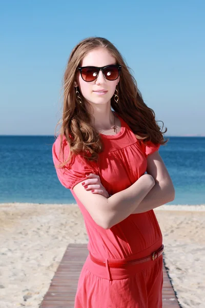 Plajda denize yakın oturan genç kız — Stok fotoğraf