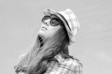 Yaz kentsel moda. güzel genç kız