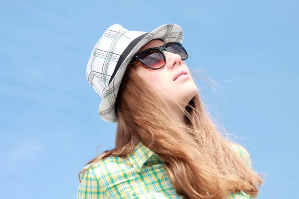 Moda urbana de verão. Menina bonita jovem — Fotografia de Stock