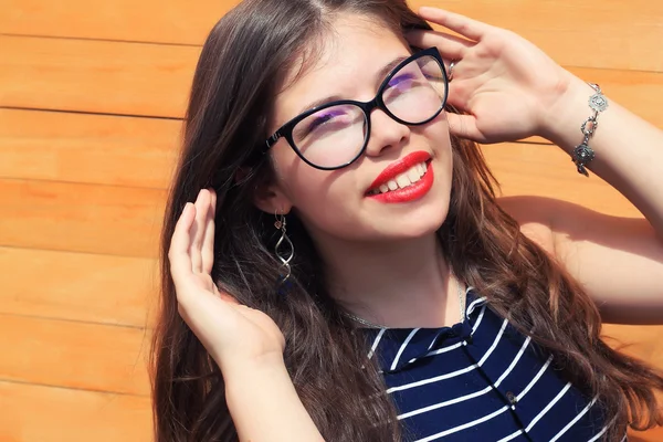 Jong meisje tiener met een houten hek — Stockfoto