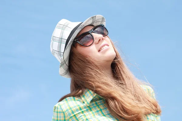 Moda urbana de verão. Menina bonita jovem — Fotografia de Stock