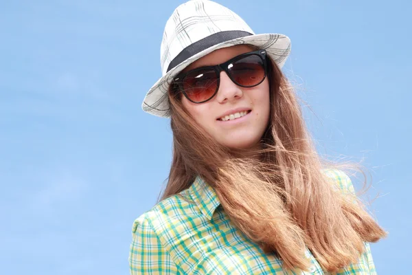 Summer urban fashion. Beautiful young girl — Stock Photo, Image