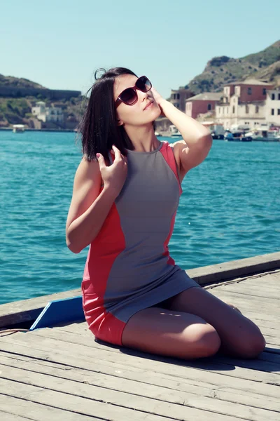 Hermosa mujer en el muelle — Foto de Stock