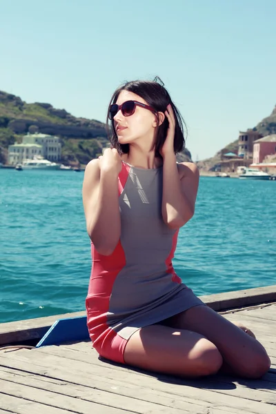 Hermosa mujer en el muelle — Foto de Stock