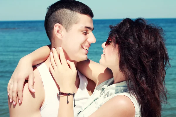 Couple d'amour reposant sur la mer — Photo