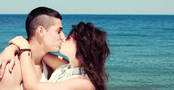 Love couple resting on the sea — Stock Fotó