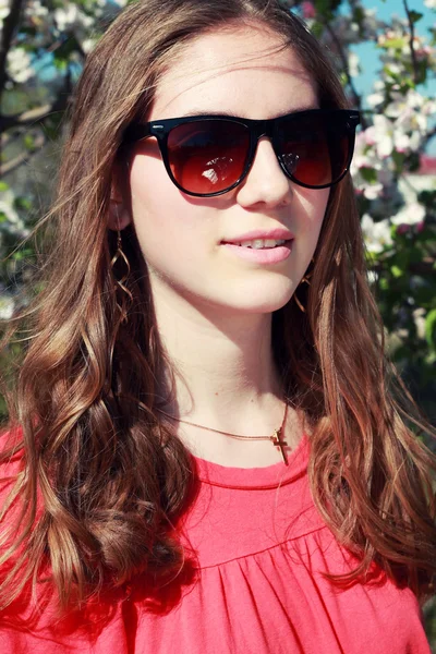 Ung flicka i glasögon utomhus — Stockfoto