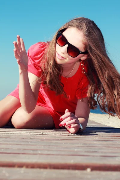 Ung flicka i en sommar stil — Stockfoto