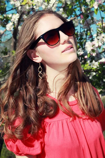 Chica joven en gafas al aire libre — Foto de Stock