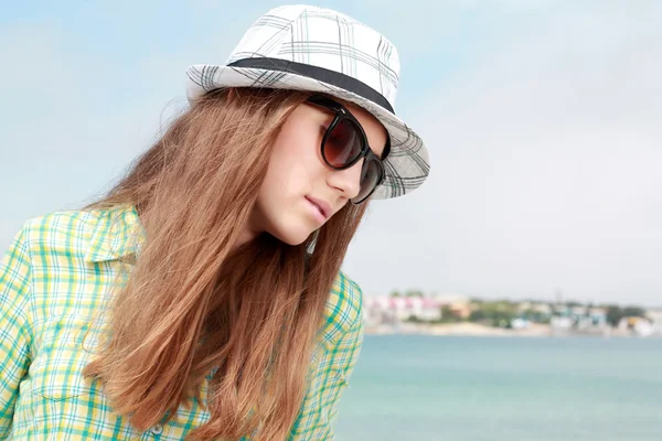 Vacker ung modell i snygga kläder. — Stockfoto