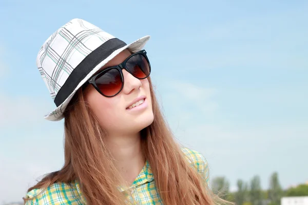 Vacker ung modell i snygga kläder. — Stockfoto