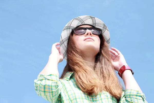 Vacker ung modell i snygga kläder. — Stockfoto