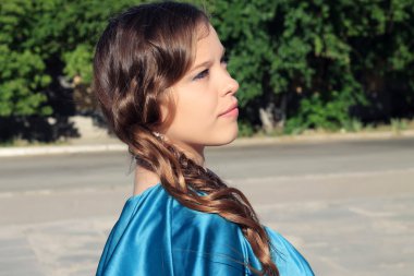 yürüyüşte büyüleyici kadın.