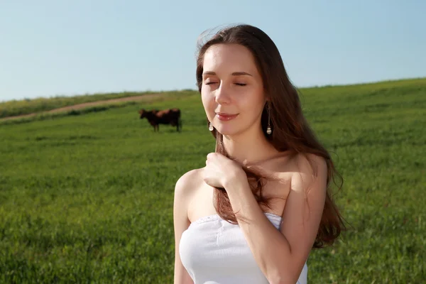 Fille debout en plein air relaxant avec les yeux fermés — Photo