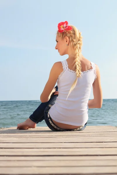 Woman relaxes on the pier — Stock Photo, Image