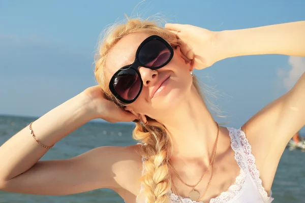 Blonde in sunglasses — Stock Photo, Image