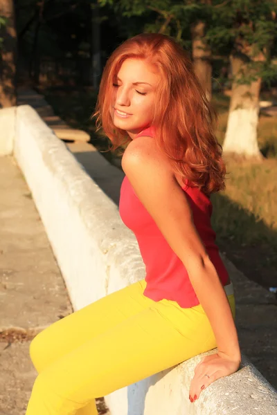 Bastante pelo rojo mujer al aire libre — Foto de Stock