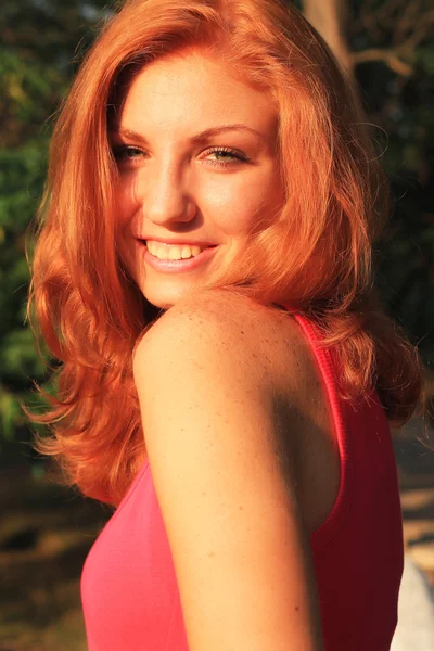屋外かわいい赤髪の女性 — ストック写真