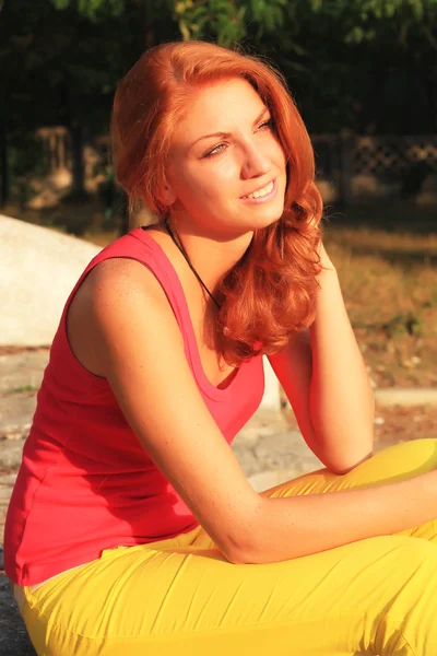 Jolie femme aux cheveux rouges en plein air — Photo