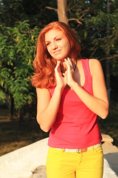 Vackra röda hår kvinna utomhus — Stockfoto