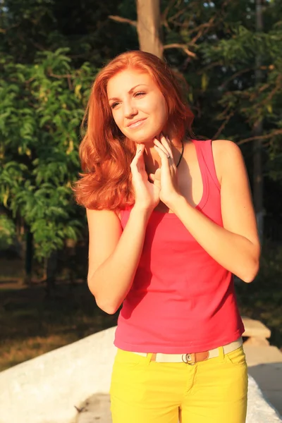 Mulher de cabelo vermelho bonito ao ar livre — Fotografia de Stock