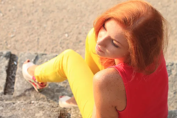 Jolie femme aux cheveux rouges en plein air — Photo
