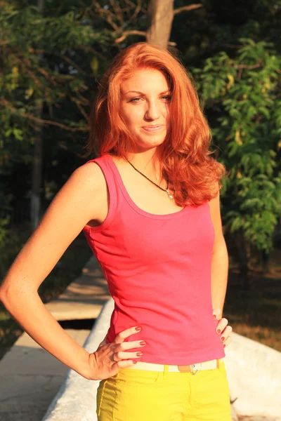 Bastante pelo rojo mujer al aire libre — Foto de Stock