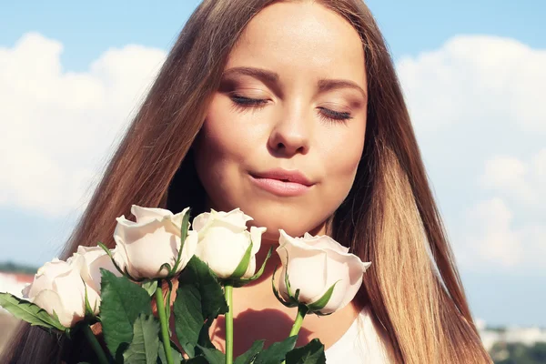 Flicka med en bukett rosor — Stockfoto