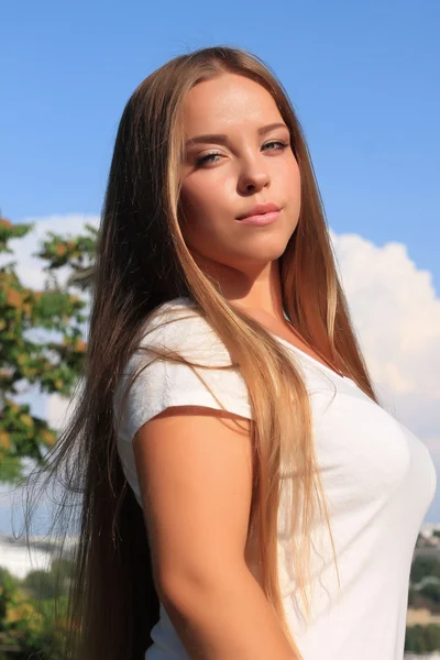 Teen flicka med långt hår — Stockfoto