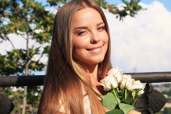 Meisje met een boeket rozen — Stockfoto