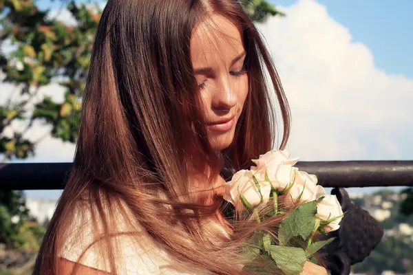 Girl with a bouquet of roses — Stock Photo, Image
