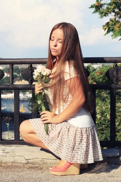 Girl with a bouquet of roses — Stock Photo, Image