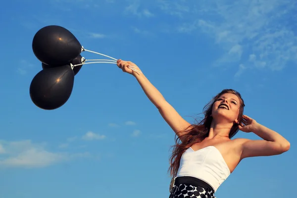Gothic Girl mit schwarzen Luftballons. — Stockfoto