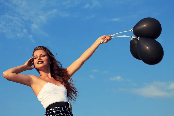 Голая девушка с черными воздушными шарами . — стоковое фото